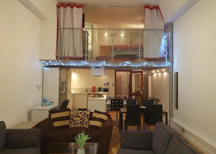 City Centre 2 Double Bedrooms New York Style Apartment With 6 Proper Beds - Most Central Location - Two Bathrooms And Full Kitchen In Thurland Street Close To Victoria Centre Shopping Centre - Outdoor Parking For Cars Or Vans At Five Pounds A Day