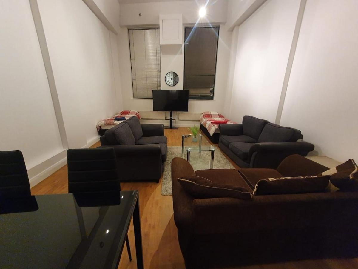 City Centre 2 Double Bedrooms New York Style Apartment With 6 Proper Beds - Most Central Location - Two Bathrooms And Full Kitchen In Thurland Street Close To Victoria Centre Shopping Centre - Outdoor Parking For Cars Or Vans At Five Pounds A Day *