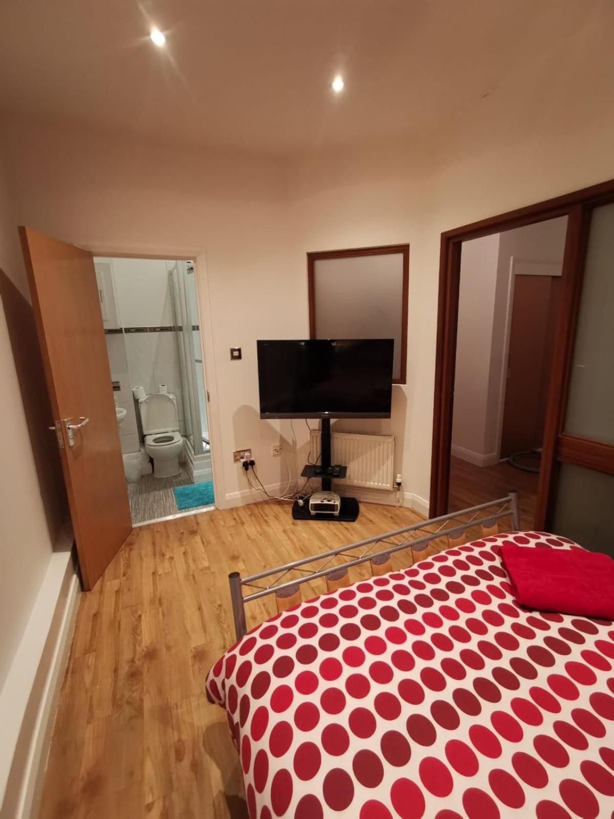 Apartment City Centre 2 Double Bedrooms New York Style Apartment With 6 Proper Beds - Most Central Location - Two Bathrooms And Full Kitchen In Thurland Street Close To Victoria Centre Shopping Centre - Outdoor Parking For Cars Or Vans At Five Pounds A Day *
