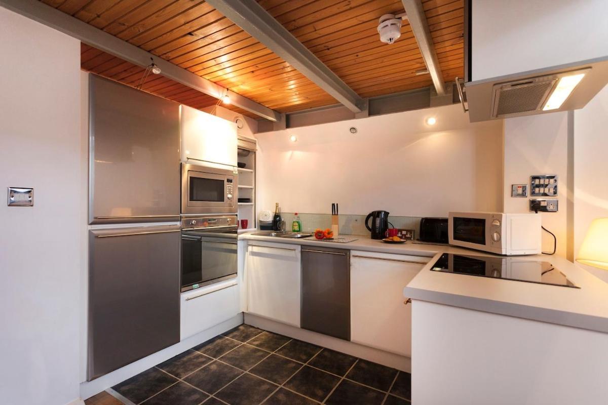 City Centre 2 Double Bedrooms New York Style Apartment With 6 Proper Beds - Most Central Location - Two Bathrooms And Full Kitchen In Thurland Street Close To Victoria Centre Shopping Centre - Outdoor Parking For Cars Or Vans At Five Pounds A Day Apartment Nottingham