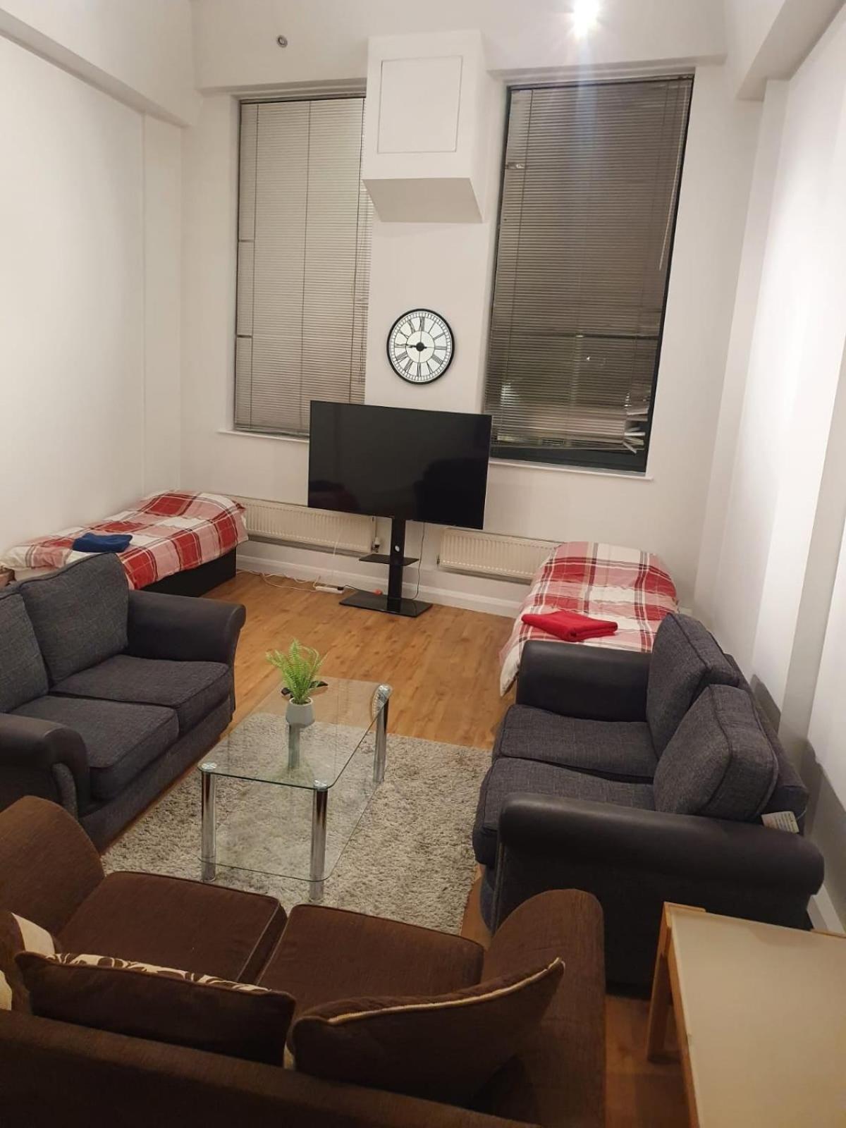 City Centre 2 Double Bedrooms New York Style Apartment With 6 Proper Beds - Most Central Location - Two Bathrooms And Full Kitchen In Thurland Street Close To Victoria Centre Shopping Centre - Outdoor Parking For Cars Or Vans At Five Pounds A Day * Nottingham