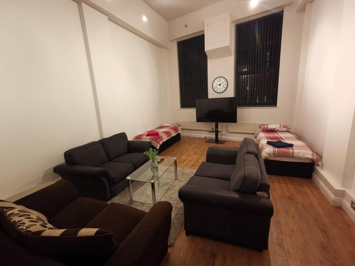 City Centre 2 Double Bedrooms New York Style Apartment With 6 Proper Beds - Most Central Location - Two Bathrooms And Full Kitchen In Thurland Street Close To Victoria Centre Shopping Centre - Outdoor Parking For Cars Or Vans At Five Pounds A Day * Nottingham