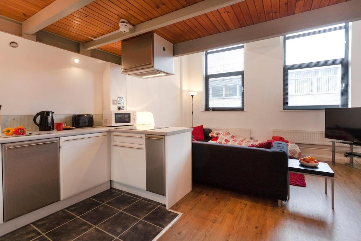 City Centre 2 Double Bedrooms New York Style Apartment With 6 Proper Beds - Most Central Location - Two Bathrooms And Full Kitchen In Thurland Street Close To Victoria Centre Shopping Centre - Outdoor Parking For Cars Or Vans At Five Pounds A Day