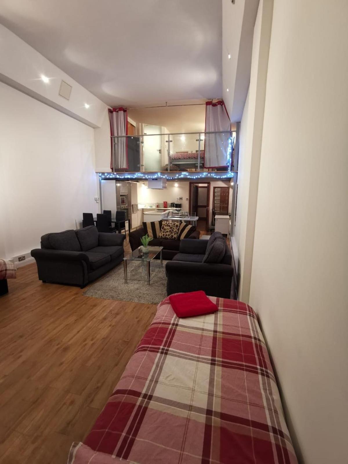 City Centre 2 Double Bedrooms New York Style Apartment With 6 Proper Beds - Most Central Location - Two Bathrooms And Full Kitchen In Thurland Street Close To Victoria Centre Shopping Centre - Outdoor Parking For Cars Or Vans At Five Pounds A Day Apartment *
