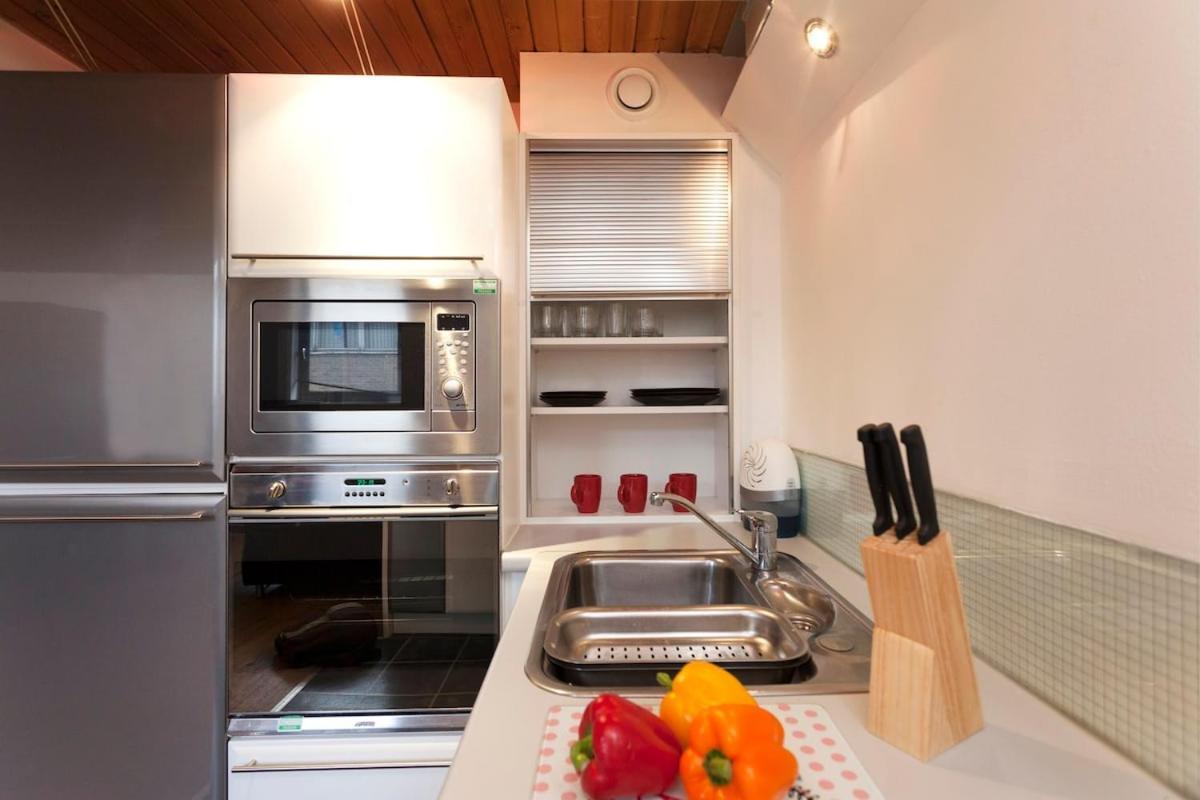 Apartment City Centre 2 Double Bedrooms New York Style Apartment With 6 Proper Beds - Most Central Location - Two Bathrooms And Full Kitchen In Thurland Street Close To Victoria Centre Shopping Centre - Outdoor Parking For Cars Or Vans At Five Pounds A Day *