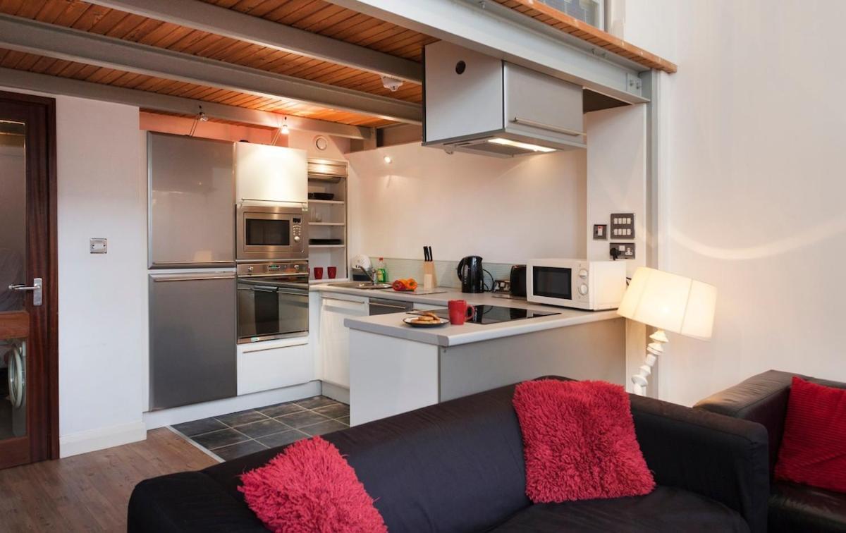 City Centre 2 Double Bedrooms New York Style Apartment With 6 Proper Beds - Most Central Location - Two Bathrooms And Full Kitchen In Thurland Street Close To Victoria Centre Shopping Centre - Outdoor Parking For Cars Or Vans At Five Pounds A Day Apartment Nottingham