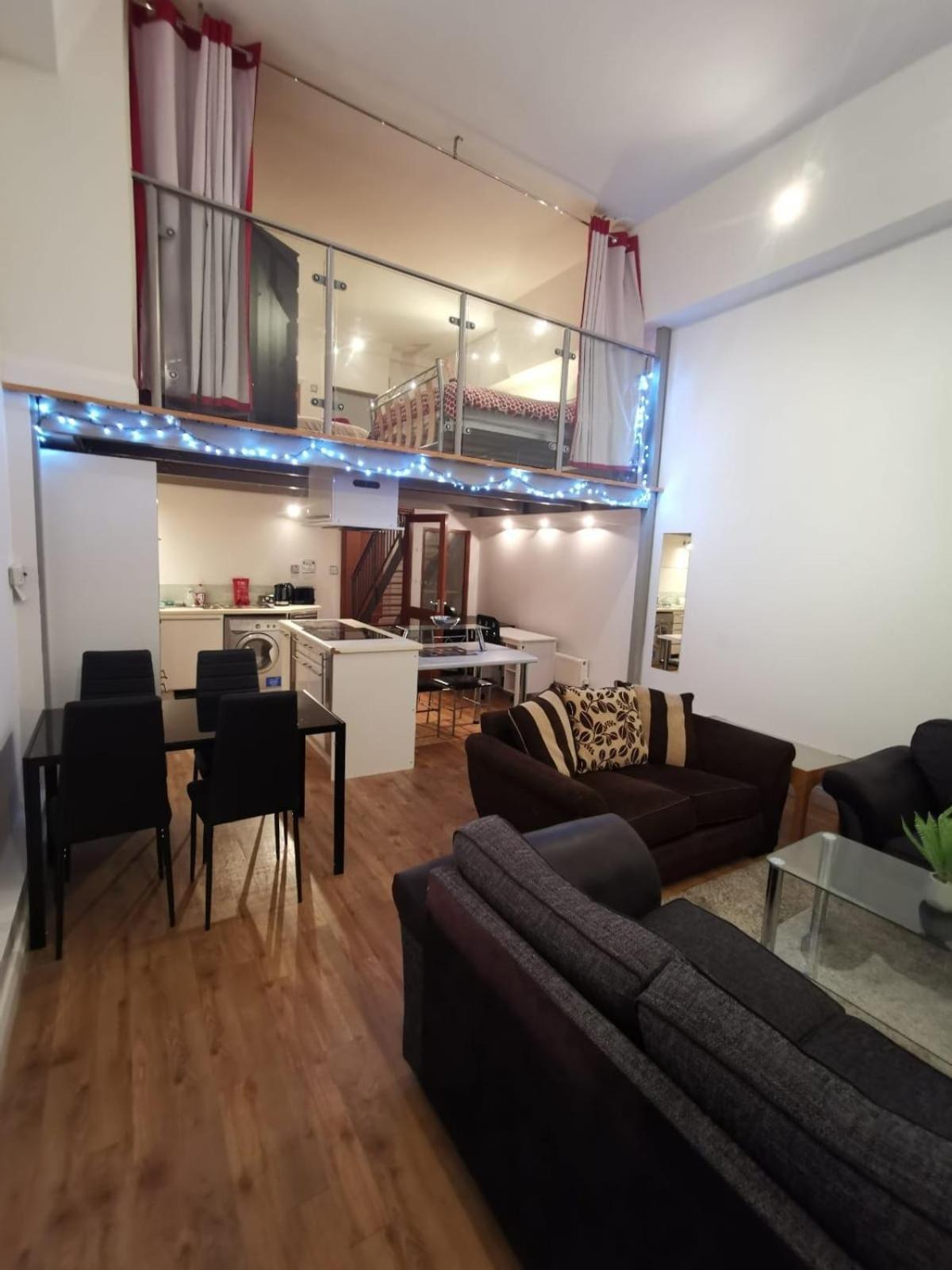 City Centre 2 Double Bedrooms New York Style Apartment With 6 Proper Beds - Most Central Location - Two Bathrooms And Full Kitchen In Thurland Street Close To Victoria Centre Shopping Centre - Outdoor Parking For Cars Or Vans At Five Pounds A Day *