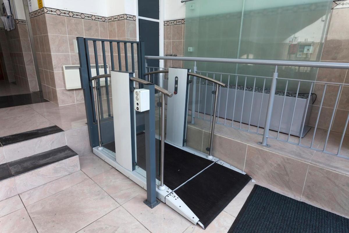 City Centre 2 Double Bedrooms New York Style Apartment With 6 Proper Beds - Most Central Location - Two Bathrooms And Full Kitchen In Thurland Street Close To Victoria Centre Shopping Centre - Outdoor Parking For Cars Or Vans At Five Pounds A Day Nottingham