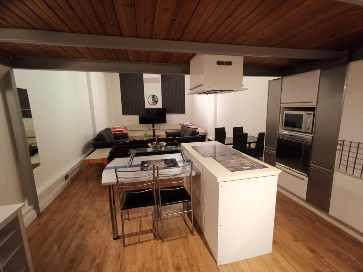 City Centre 2 Double Bedrooms New York Style Apartment With 6 Proper Beds - Most Central Location - Two Bathrooms And Full Kitchen In Thurland Street Close To Victoria Centre Shopping Centre - Outdoor Parking For Cars Or Vans At Five Pounds A Day Apartment